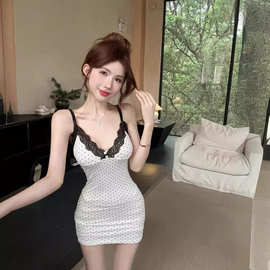 波点时尚性感纯欲风辣妹包臀短裙V领蕾丝吊带修身显瘦潮款连衣裙