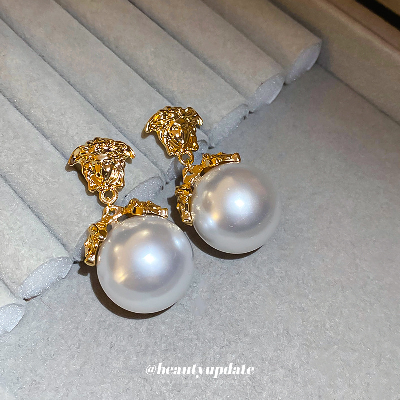 Aguja de plata Vintage Retrato Pendientes de perlas Pendientes de nicho femenino Pendientes de temperamento de moda Lujo ligero Sentido de alta gama