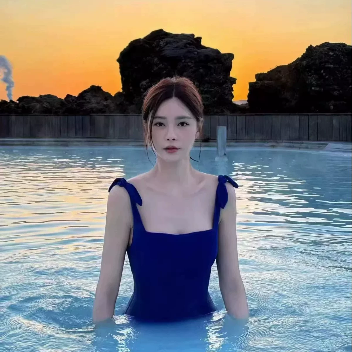 The same fabric for bloggers, Iceland hot spring vacation, one-piece blue swimsuit for women, conservative, white, and small breasts