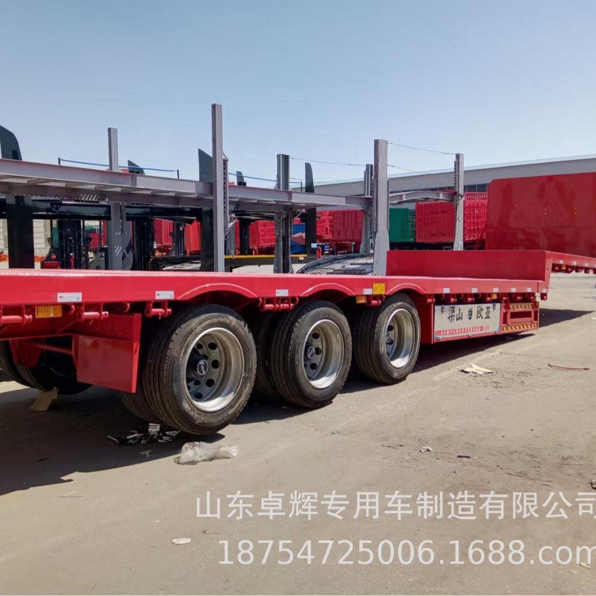 山东半挂车厂家生产13米纯平板出口车型加装锁具承载各种集装箱