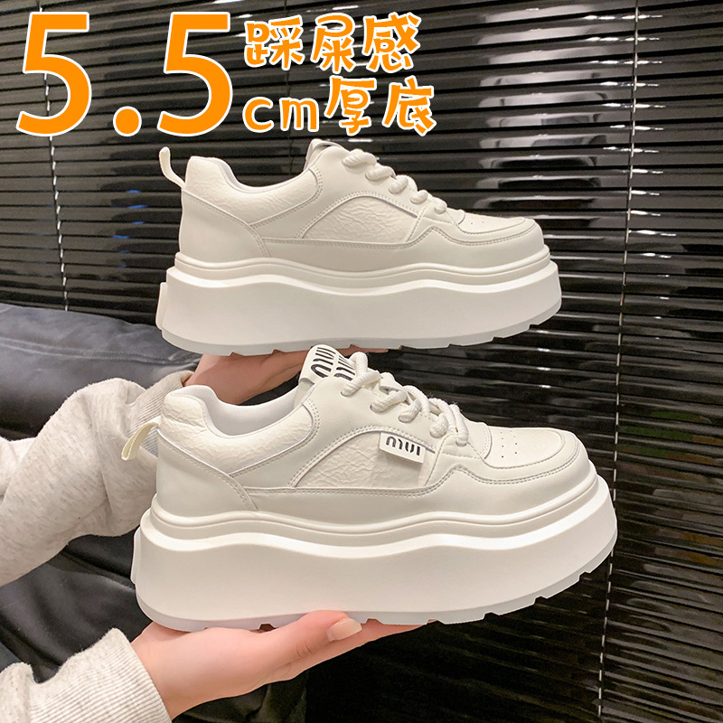 Muffin de cuero con suela gruesa zapatos blancos para mujeres zapatos de skate cómodos con suela suave de primavera 2025 nuevos zapatos casuales ligeros