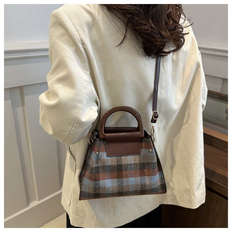 This is a trendy and stylish single-shoulder underarm bag with a contrasting color for the autumn of 2024. It features a unique design and is retro and individualistic undefined