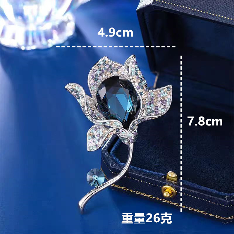 Spilla elegante con fiore di magnolia e cristalli accessorio lusso_voghion.com