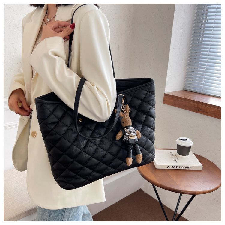 Lingge Embroidery Thread Large Bag Fashion Single Shoulder Bag Large Capacity Tote Bag display picture 3