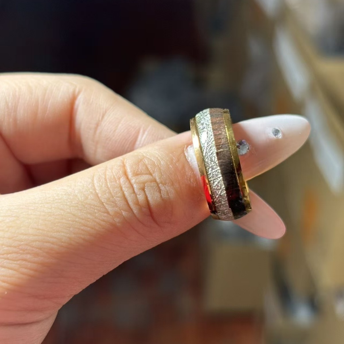 跨境爆款不锈钢戒指木头欧美小众设计感8mm球面玫瑰金黑木+蚕丝