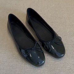 2025本革百合平の蝶結びの丸い靴の怠け者の足は柔らかい底のバレエの靴の漆の皮の靴の女性を漕ぎます。