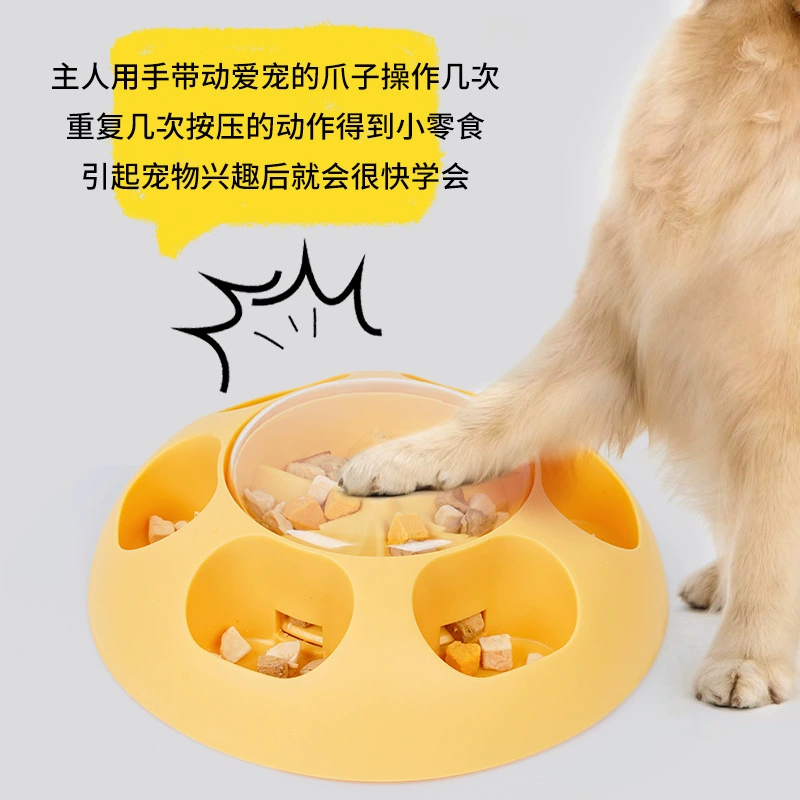 Собака нажимает на устройство для утечки еды, автоматическое устройство для кормления домашних животных