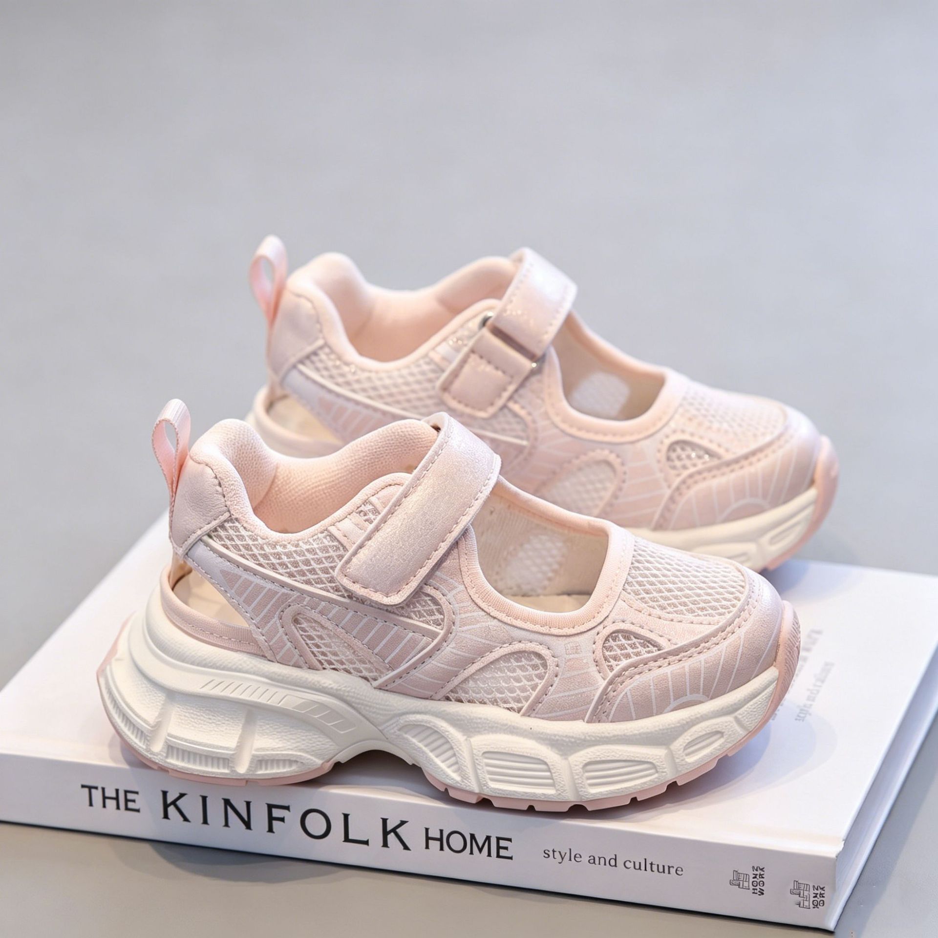 Sandalias deportivas para niñas 2026 verano nuevo estilo de moda infantil versátil zapatos de sola suave para niños zapatos de red casuales transpirables image 3
