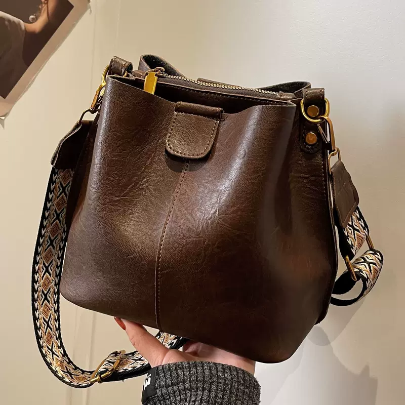 Demi-season straps, fashionable one-shoulder bag, 2023 collection, high-end