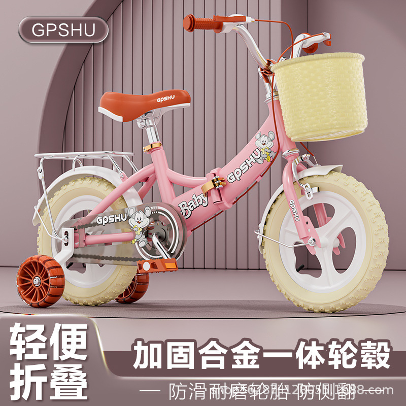 子供用自転車のレトロな自転車は軽やかな自転車に乗ります。|undefined