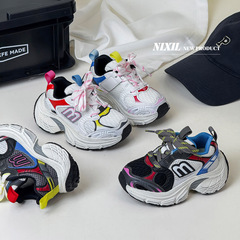 2025 秋の新作子供用スポーツシューズ、ファッショナブルなコントラストカラー AB バージョン子供靴、男の子と女の子向けのトレンディな古いお父さん靴
