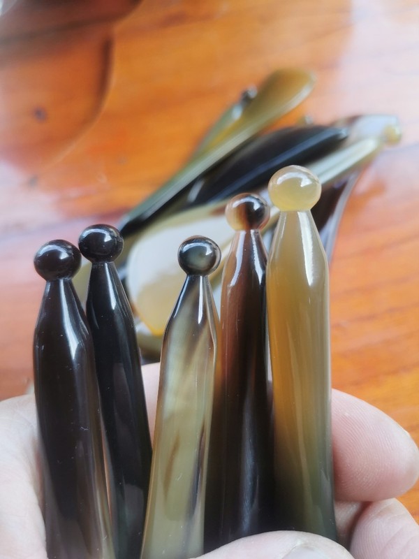 牛の角の厚い花の目は牛の角をこすります。|undefined
