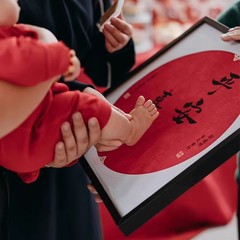 満月の手足の印の歳の百日の赤ちゃんの手形の足跡の記念用品は周のフォトフレームの赤ちゃんの新生児のプレゼントをつかみます。