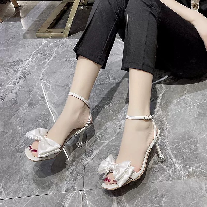 Summer white sandals with a strap with bow, suitable with a skirt