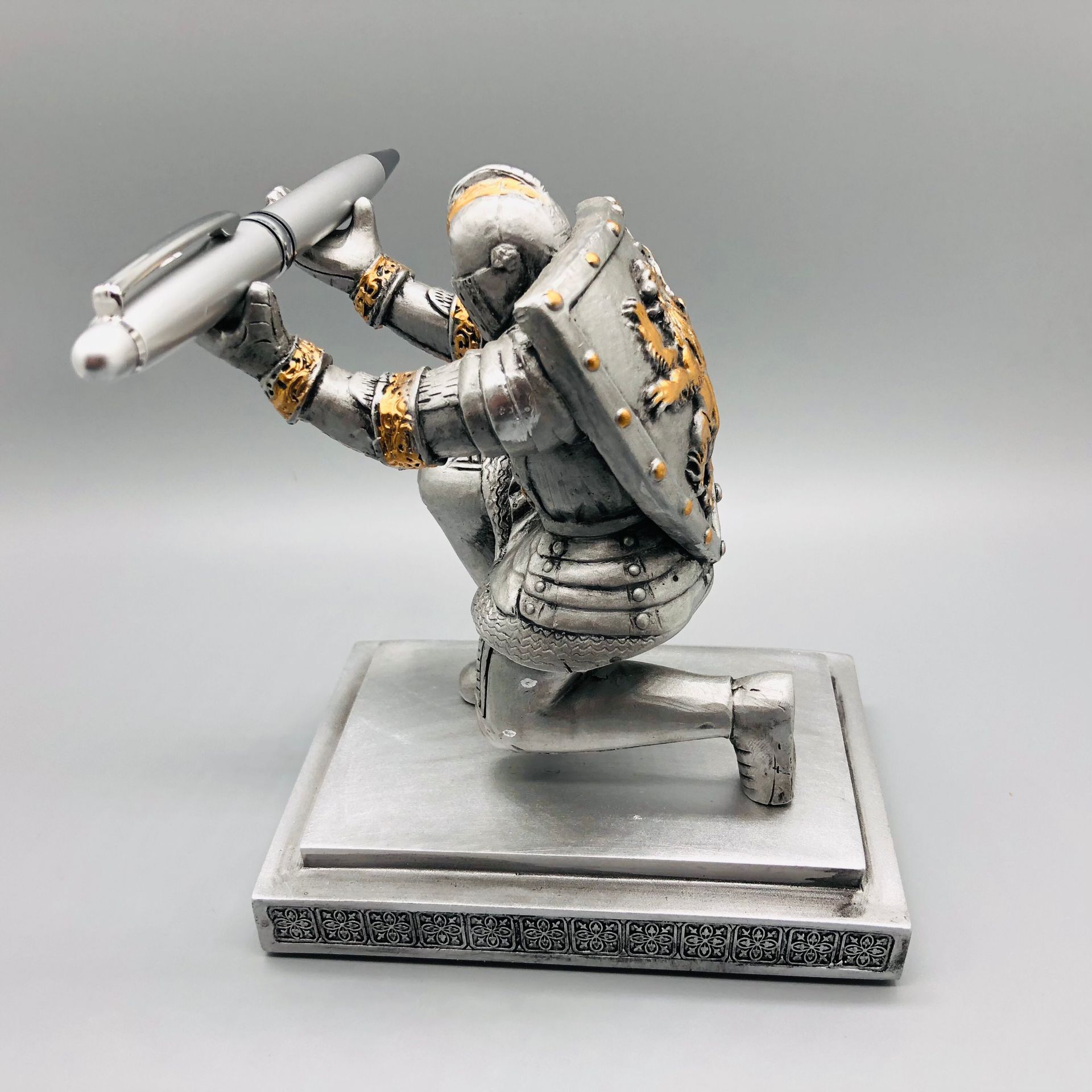 Soldado Escudo Caballero titular de la pluma titular creativo del teléfono móvil titular de la pluma montar oficial creativo titular de la pluma