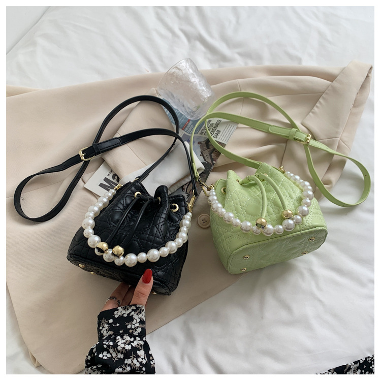 Korean Solid Color Pearl Chain Rhombus Bucket Bag display picture 9