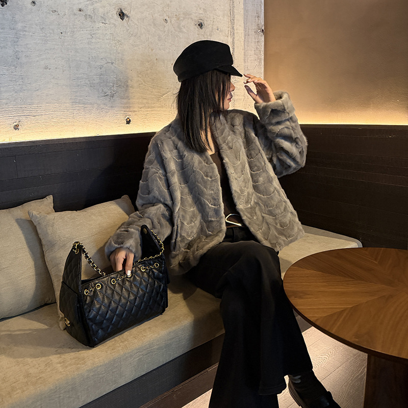 Fifty and Standing "Liu Li Moonlight" Imported Mink Natural Mink Fur Short V Neck Accessible Luxury Crescent Light Protection Fifty and Standing "Liu Li Moonlight" Imported Mink Natural Mink Fur Short V Neck Accessible Luxury Crescent Light Protection