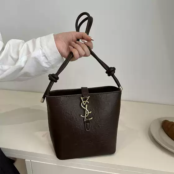 Fashionable Retro Women's Commuter Shoulder Bag - Large Capacity New Style Bucket Handbag