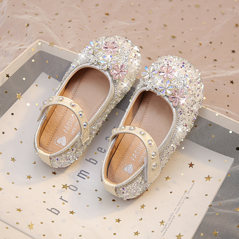 Zapatos de princesa de niñas, primavera de 2026, nuevos zapatos de cuero de arco, moda universal, zapatos de diamante suaves
