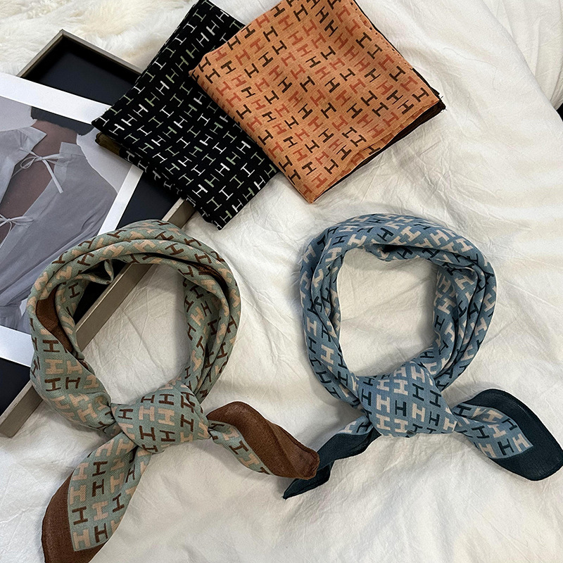 Bufandas de seda pequeñas bufandas cuadradas para mujeres versátiles 2025 nueva bufandas de algodón coreana de 65cm bufandas de seda correa de pelo al por mayor