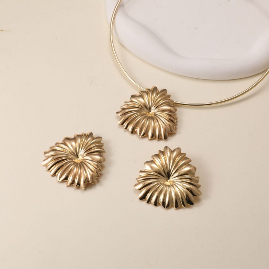 Transfronterizos europeos y estadounidenses exagerados collares de flores tridimensionales set de aretes de aretes de estilo metálico personalidad set de joyería para mujeres