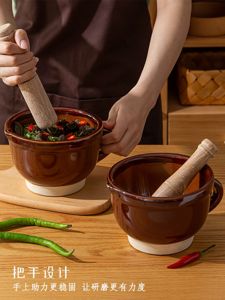 Старинный перец перец, охлажденные preserved eggs, домашняя фарфоровая миска инструмент, толчение чеснока чесночная ступка