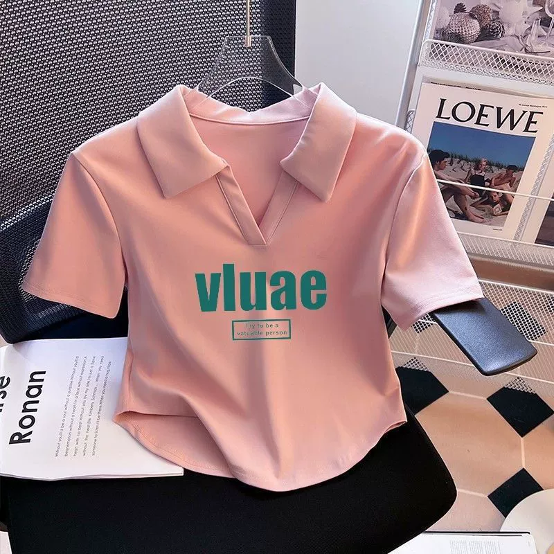 Розовая футболка с короткими рукавами и воротником-поло на правое плечо для женщин, лето 2025, новый сексуальный тонкий короткий топ с принтом из хлопка