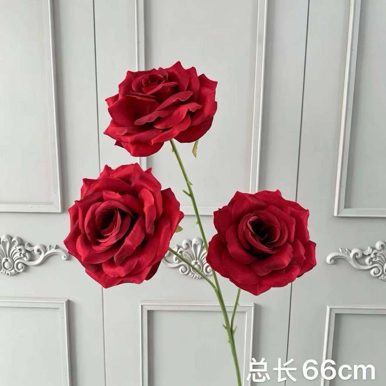 빨간색 세 머리 다이아몬드 장미