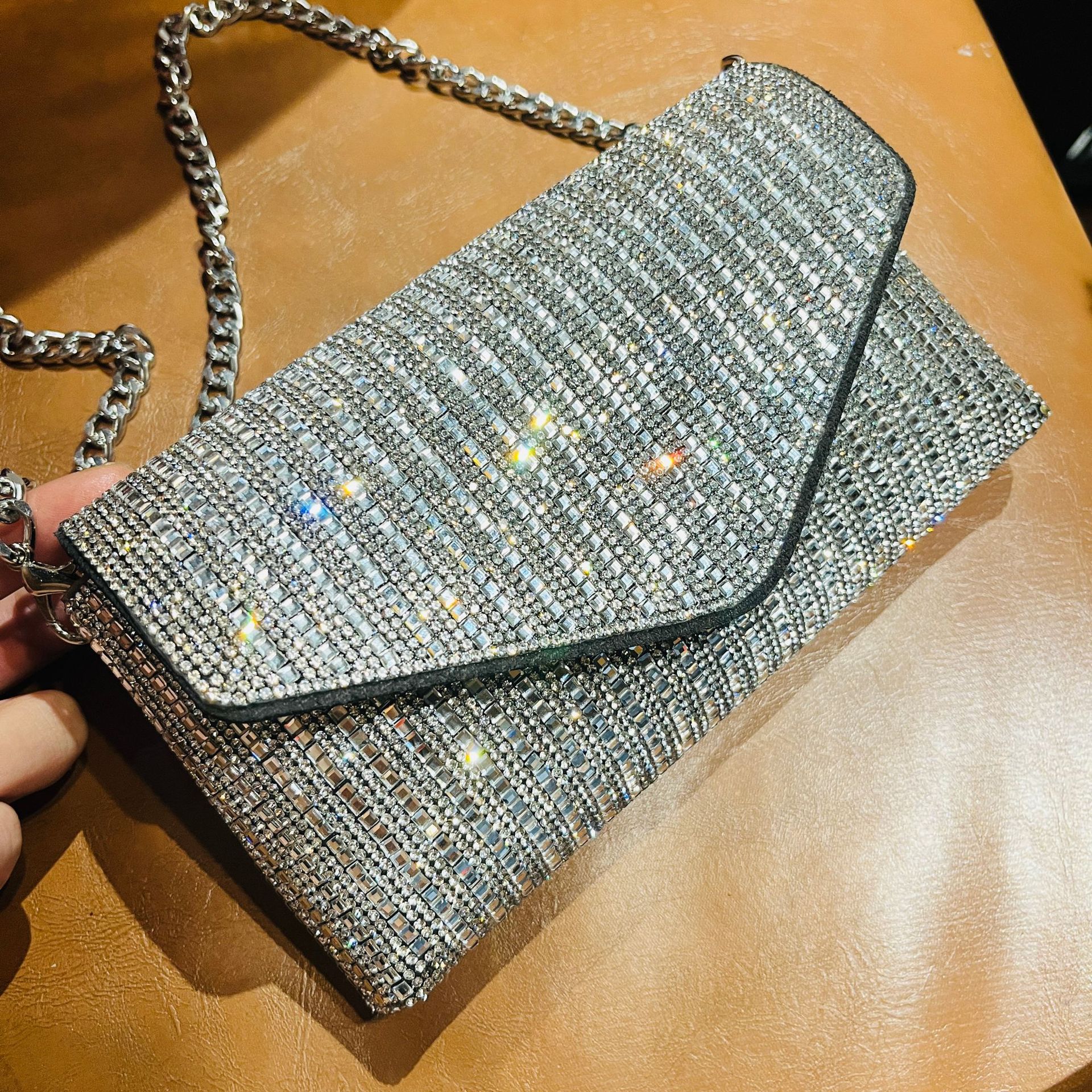 Mini-Schulter 2024 Guangzhou Trendy Strasskette Crossbody Hot Diamond Design Party Damen Handgehaltenes kleines Quadrat_voghion.com