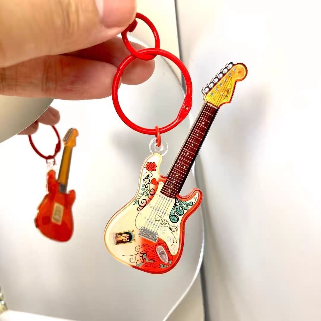 Llavero de acrílico Donghong, de alto valor estético, colgante compacto para mochila con forma de guitarra, regalo de graduación, regalo de inauguración de casa, regalo para festivales.
