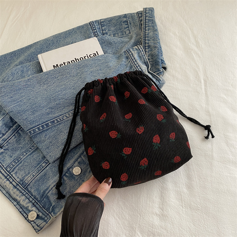 Bolsos de fresas lindos para mujeres 2024 nueva moda bolsas de cubo de velcro simple pequeño fresco de hombro mochila de moda