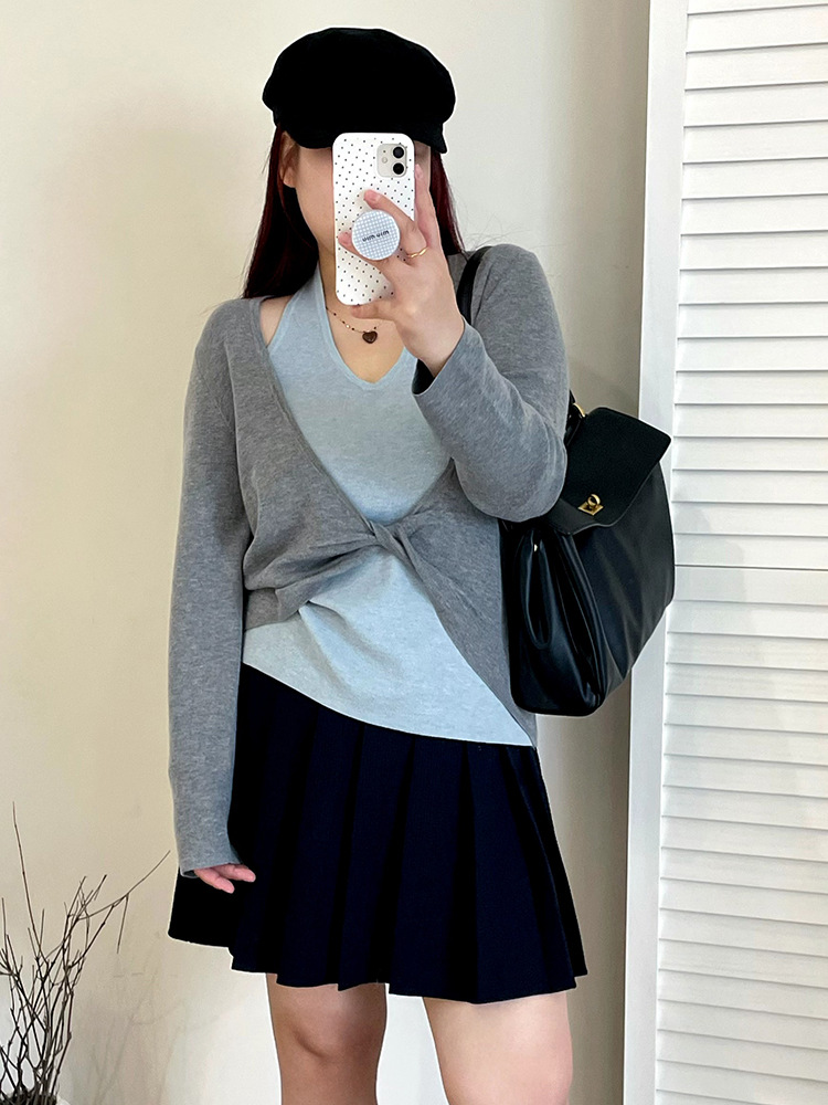 Plus-size women's wear with a stylish and design-sense faux two-piece top for 2025 autumn, a laid-back off-the-neck knitted sweater for chubby girls 23210