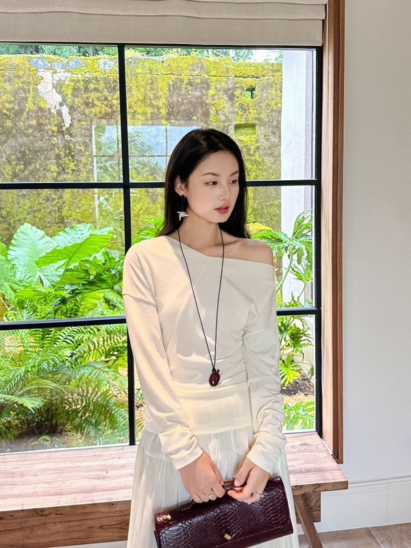 DIGM | 2025秋季极简风高级感斜领露肩拼接长袖T恤针织衫女A60585|undefined