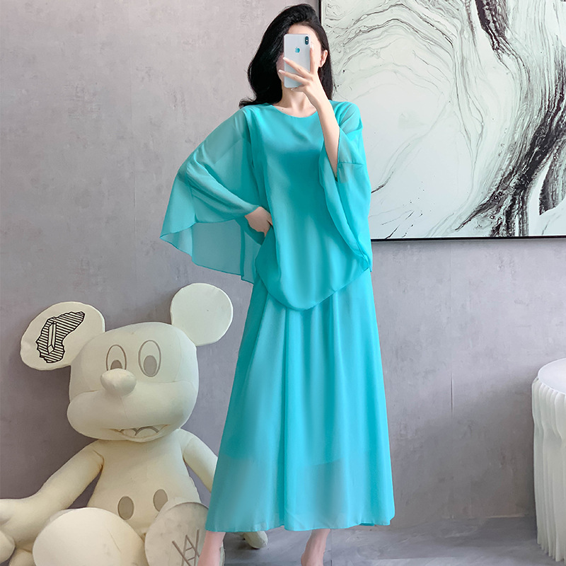 A Zen-Inspired Dress Featuring Feminine Tea-Inspired Motifs, Paired With A Guqin-Inspired Ensemble That Exudes Ethereal_ecoleips.com