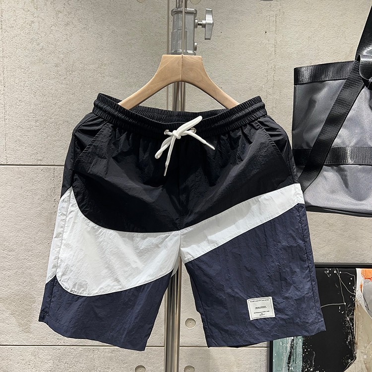 半ズボンの男性タイプの夏のファッションカードの色合わせはゆったりしています。|undefined
