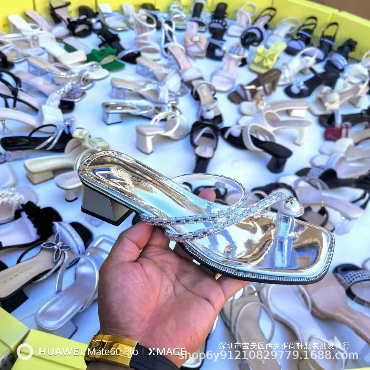 Tacones de cristal transparentes con sandalias de tacones altos de cabeza cuadrada nuevos dulces tacones gruesos rasgados con arco zapatillas de talón bajo Heel