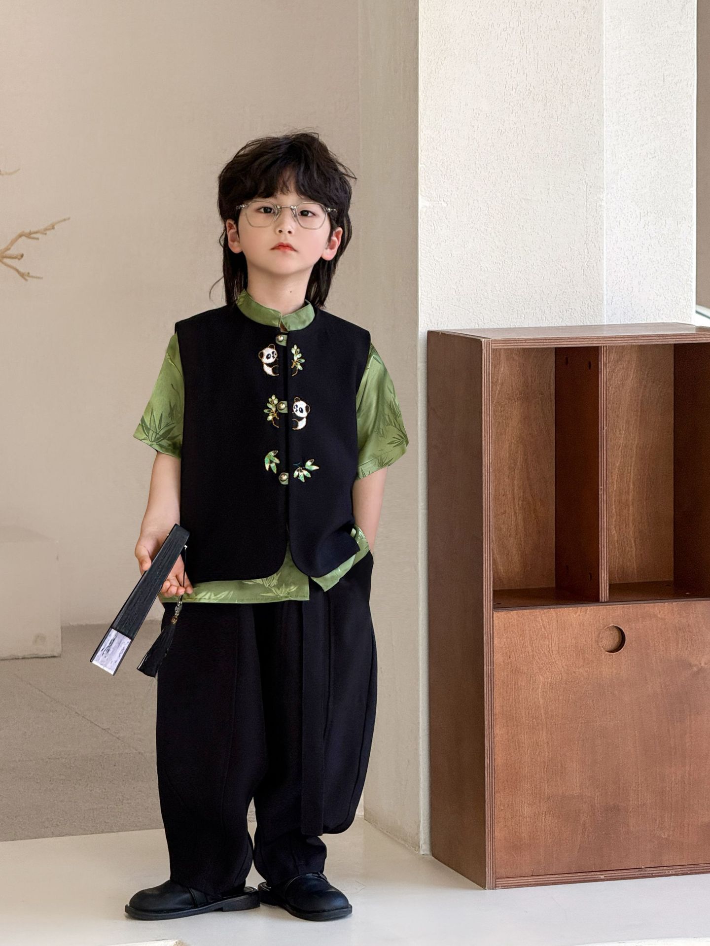 25112 Жилет «Панда»+123 черные брюки+189 зеленая рубашка с короткими рукавами