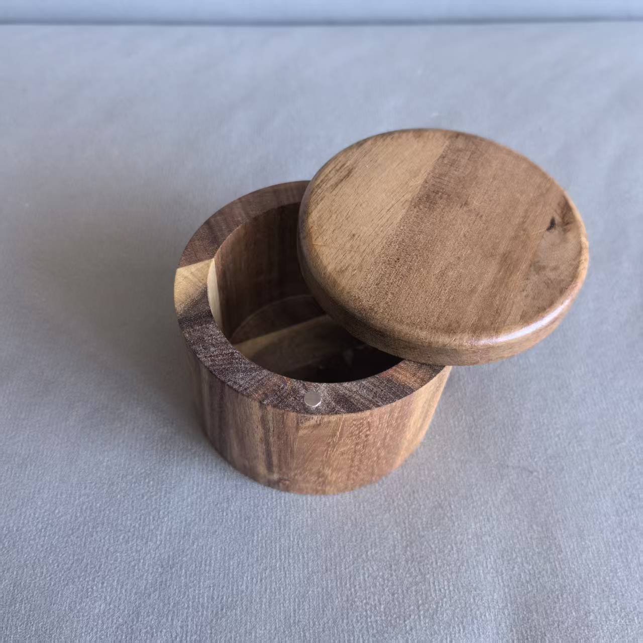 숟가락이 없는 단일 수납칸 소금통은 9*7cm이고 무게는 약 148g입니다.