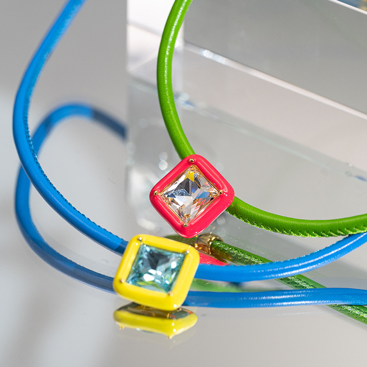 Title 2, Collana da donna in pelle con design geometrico...