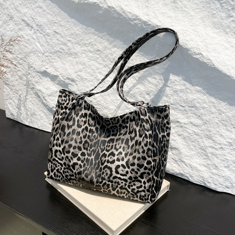 Otoño e invierno bolso de gran capacidad 2024 nuevo estilo de ropa lenta bolso de mujer bolso de mano bolso de hombro estampado de leopardo bolso especial