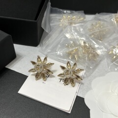 Xiaoxiang 25A 手作り工房の新しいひまわりフルダイヤモンドダブル C イヤリング女性のための高品質の高品質の花のデザインのイヤリング