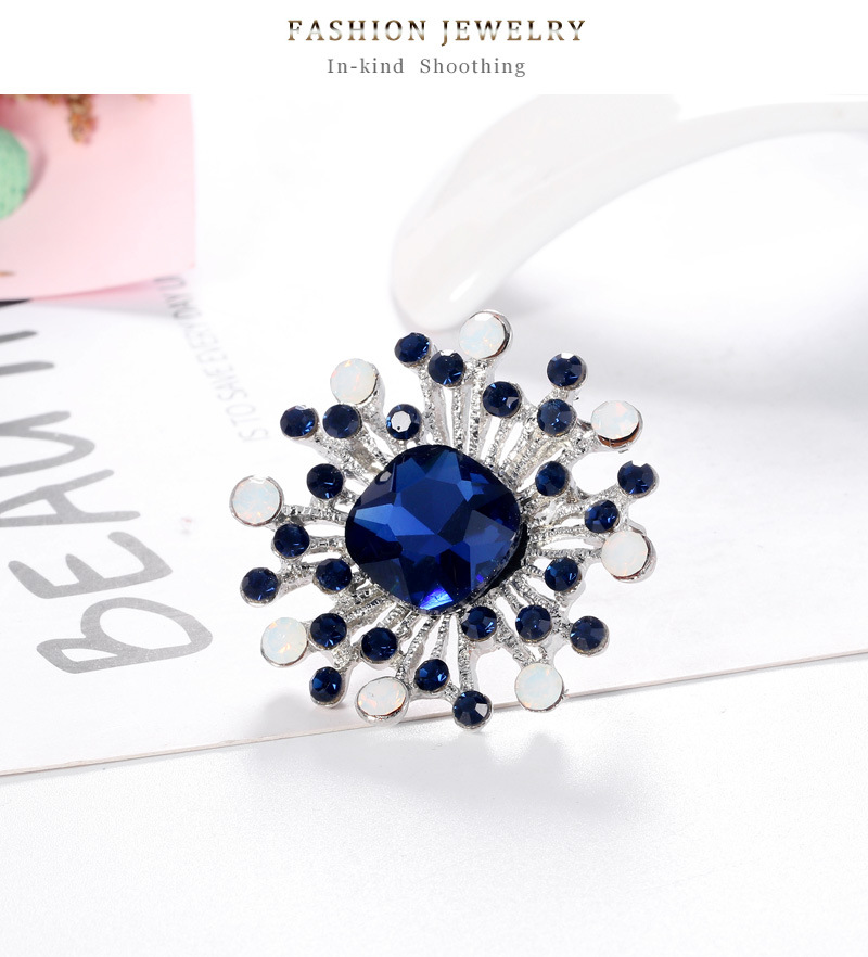 Wholesale Retro Geometric Blue Alloy Diamond Brooch Nihaojewelry display picture 2