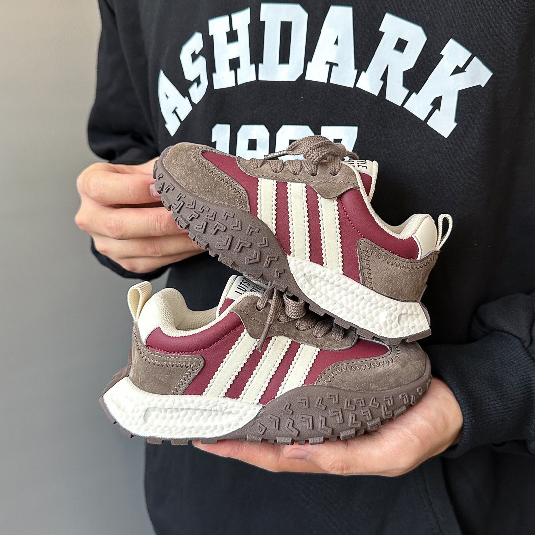 Zapatos deportivos para niños otoño y invierno 2025 nuevos zapatos casuales para niños zapatos de corrida suaves para niñas calentadores y zapatos de algodón