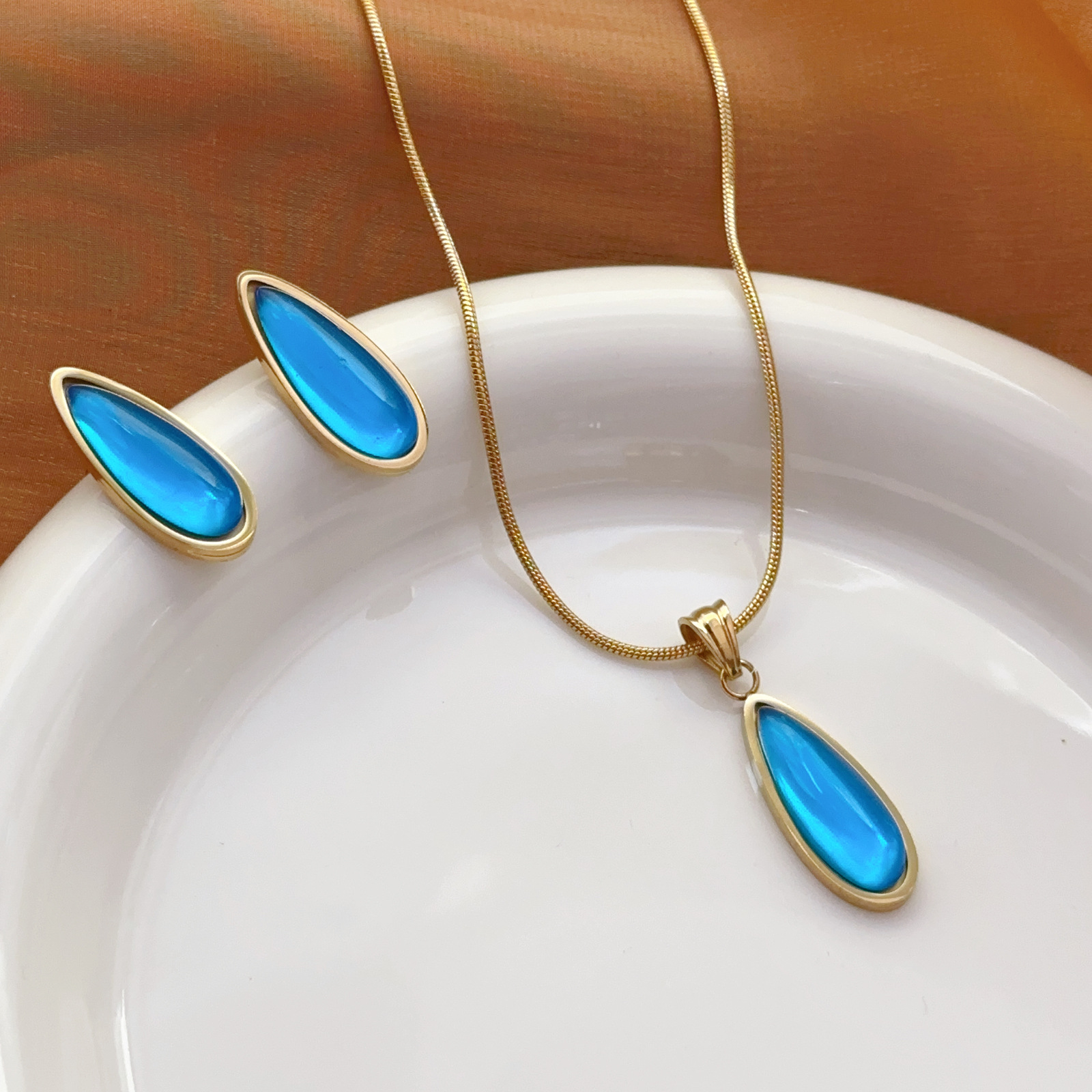 Collar de nuevo estilo para mujer, lujo ligero, gotas de agua de nicho, no se desvanece, cadena de clavícula larga, sensación de suéter de otoño e invierno, cadena de cuello, clavícula