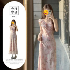 フランス式のピンクの花のストラップのワンピースの女性の夏の新型の海辺のリゾート風の気質は腰を収めてやせている長いスカートを現します。