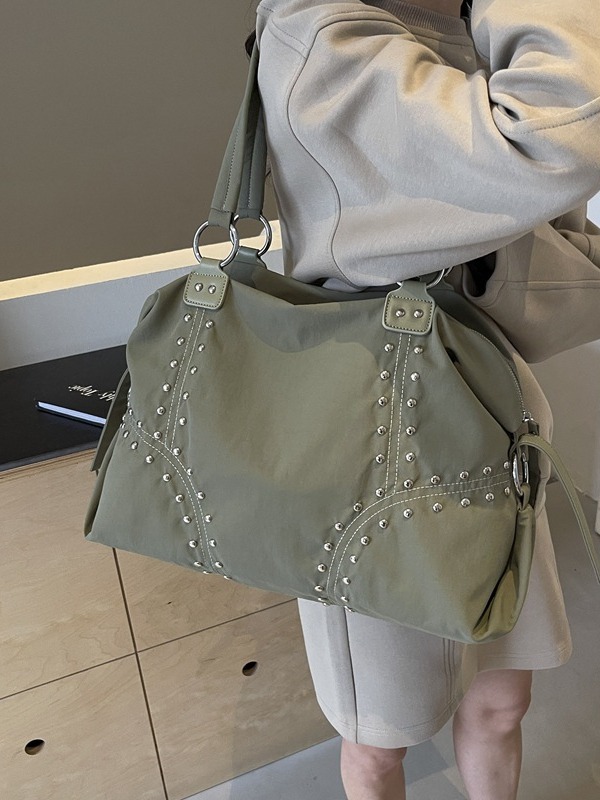Bolsa de gran capacidad para mujeres 2024 nueva bolsa de hombro casual texturizada bolso de remaches ligero bolso de soporte de viento lento