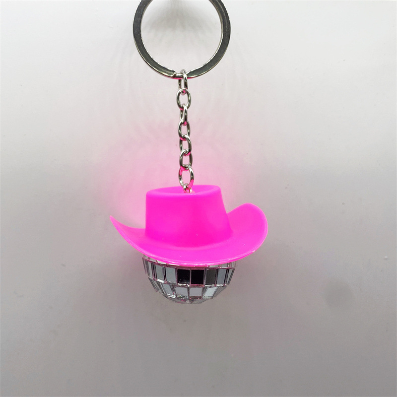 Un llavero rosa para sombrero vaquero