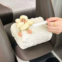 Автомобиль высокого уровня чувствует бумажную ткань коробка милый слоеный автомобиль коробка подлокотник коробка солнцезащитный козырек сиденье висит бумажный мешок женщина
