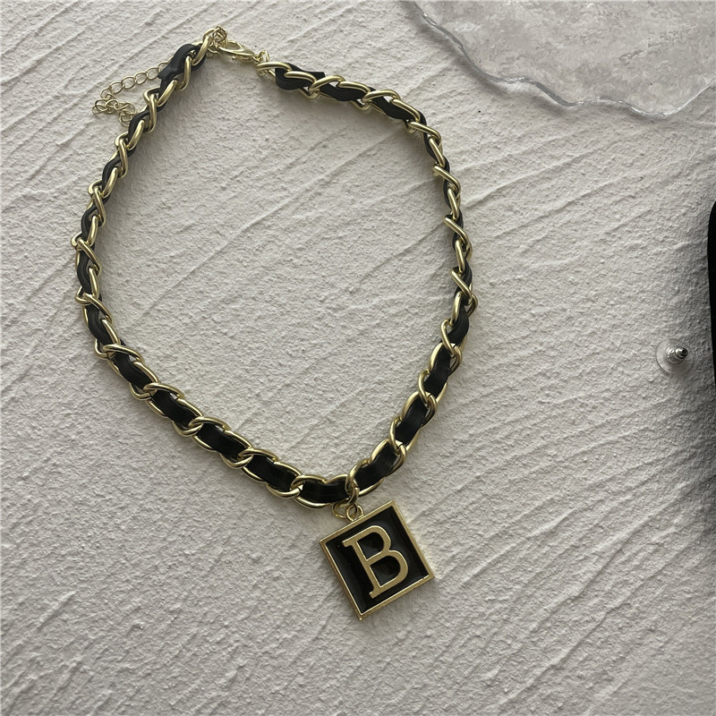 Collier De Corde En Cuir Noir Européen Et Américain Femme Chaîne De Clavicule Lettre B En Acier Au Titane display picture 4