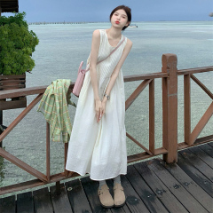 白いベストのストラップのワンピースの女性の夏の小さい背のボヘミアンの大理の雲南は海辺の休暇の長いスカートに乗ります。